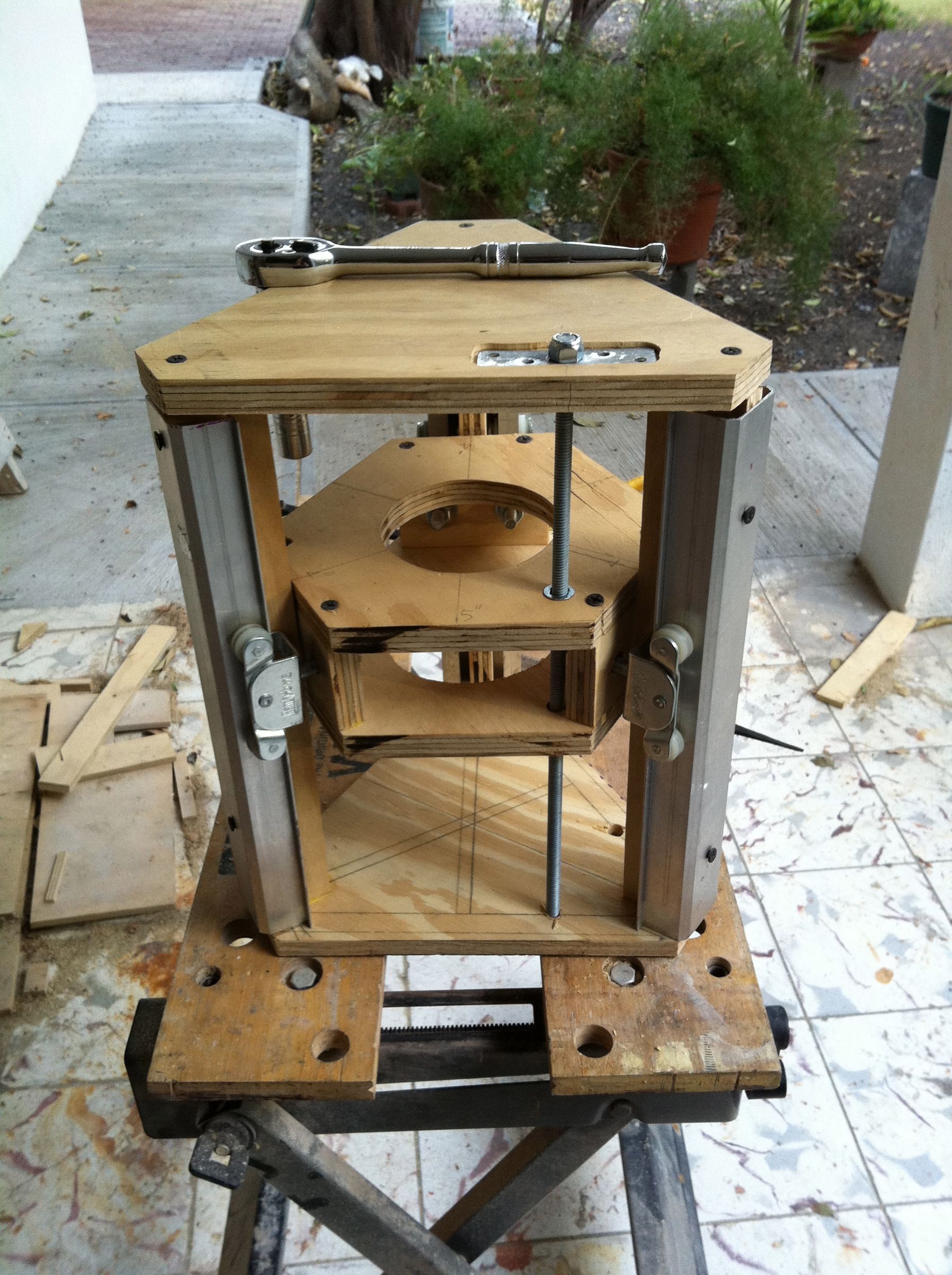 Make a Router Lift Out of Recycled Closet Door Rails. 12 Steps (with