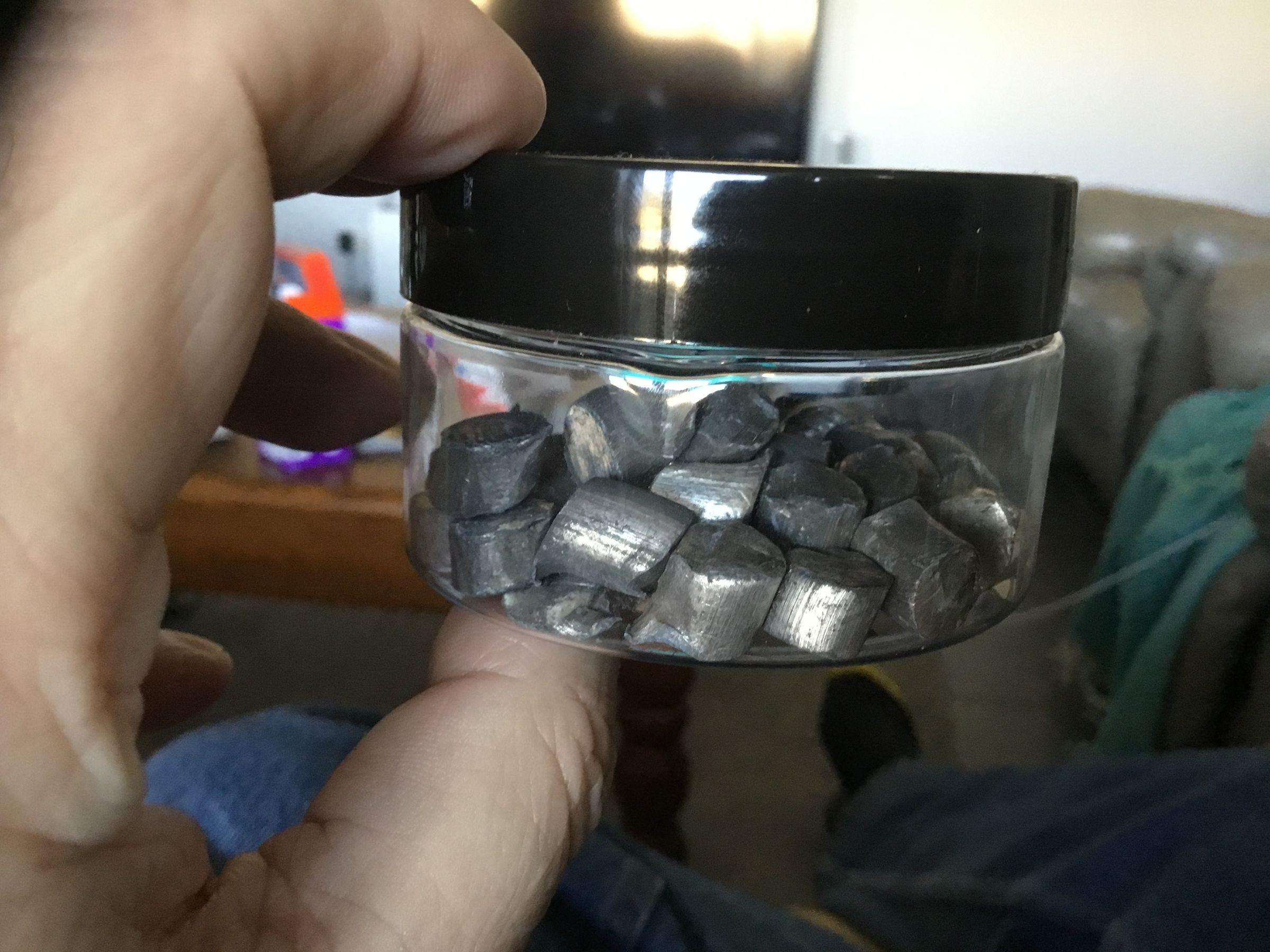 is it safe to store lithium metal in alcohol to stop oxidization
