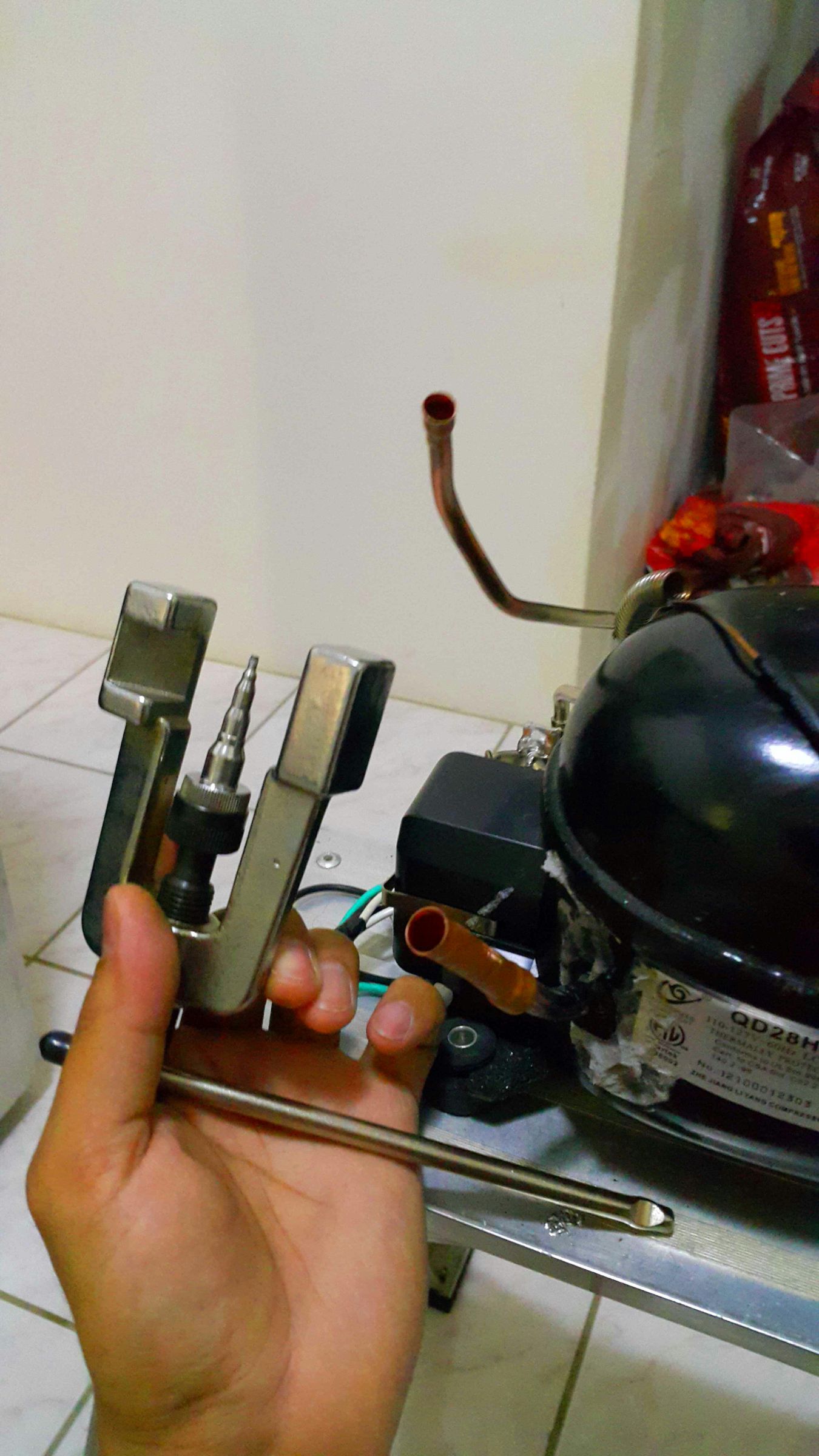 Repairing a Broken Refrigerant Line. 7 Steps (with Pictures