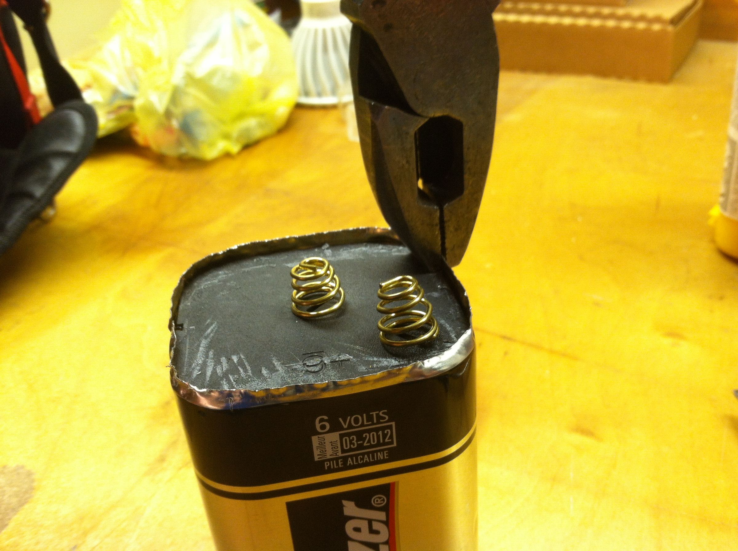 6 Volt Lantern Battery to D Cell Mod! 5 Steps Instructables