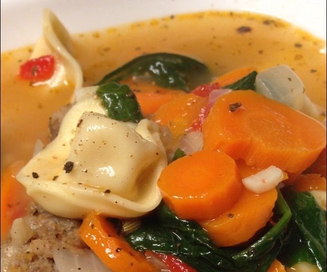 Sopa de almôndegas e queijoTortellini