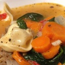 Sopa de almôndegas e queijoTortellini